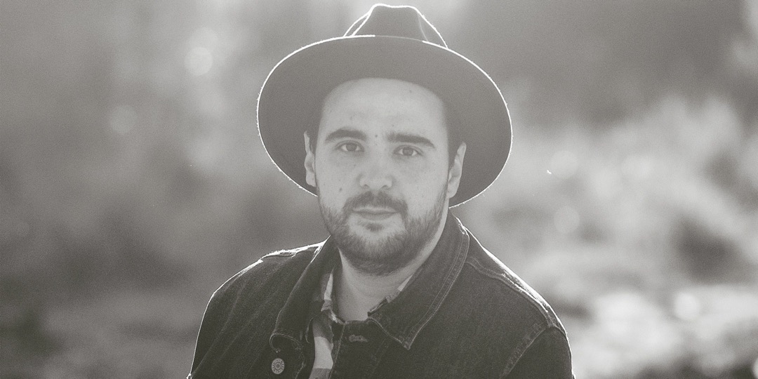 Borja Olalla explora la seva faceta country amb el seu nou EP, ‘Songs from a Dusty Road'